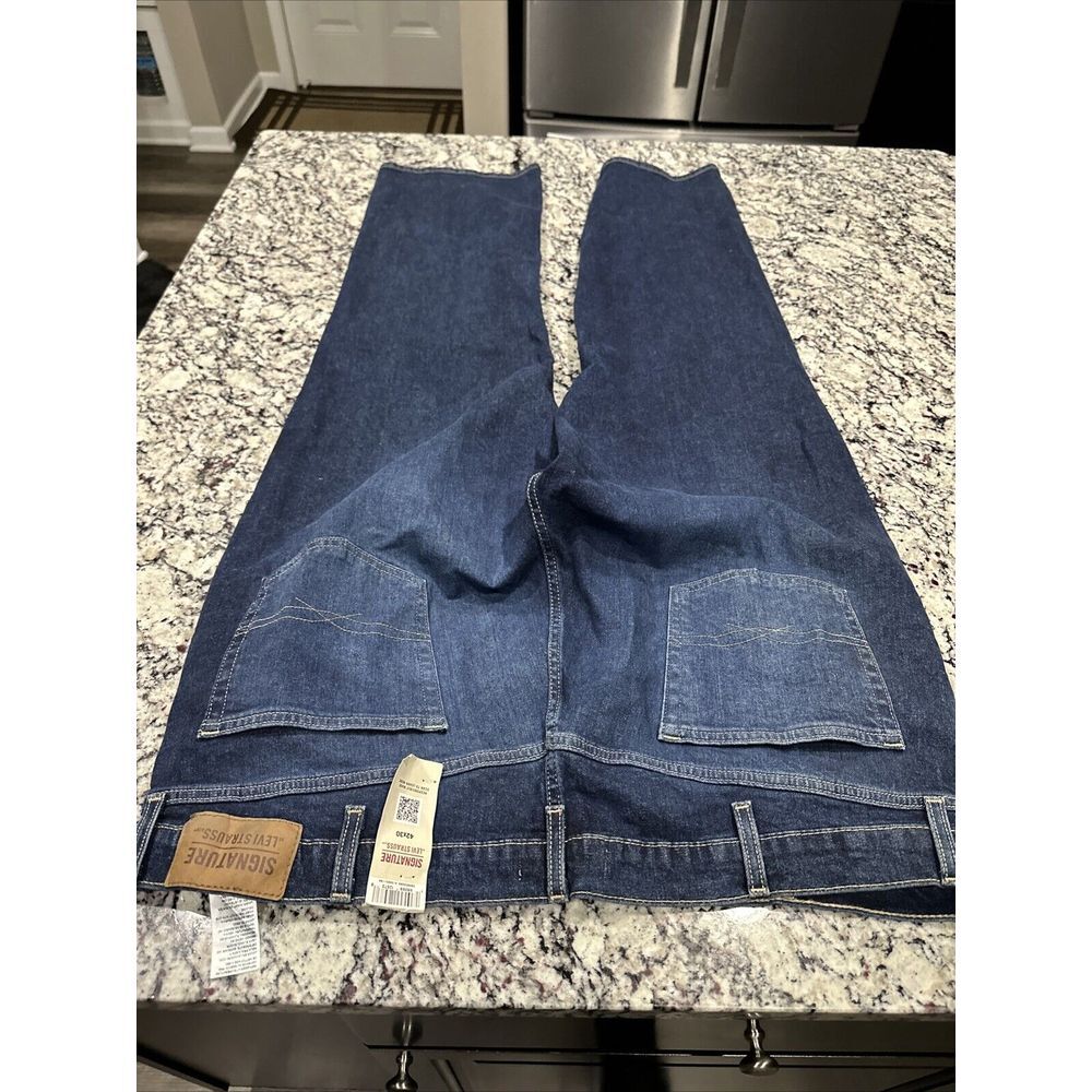 New With Tag Levi Signature Relaxed Fit Jeans Men's Size 42 x 30 Dark Blue Wash - Picture 4 of 11
